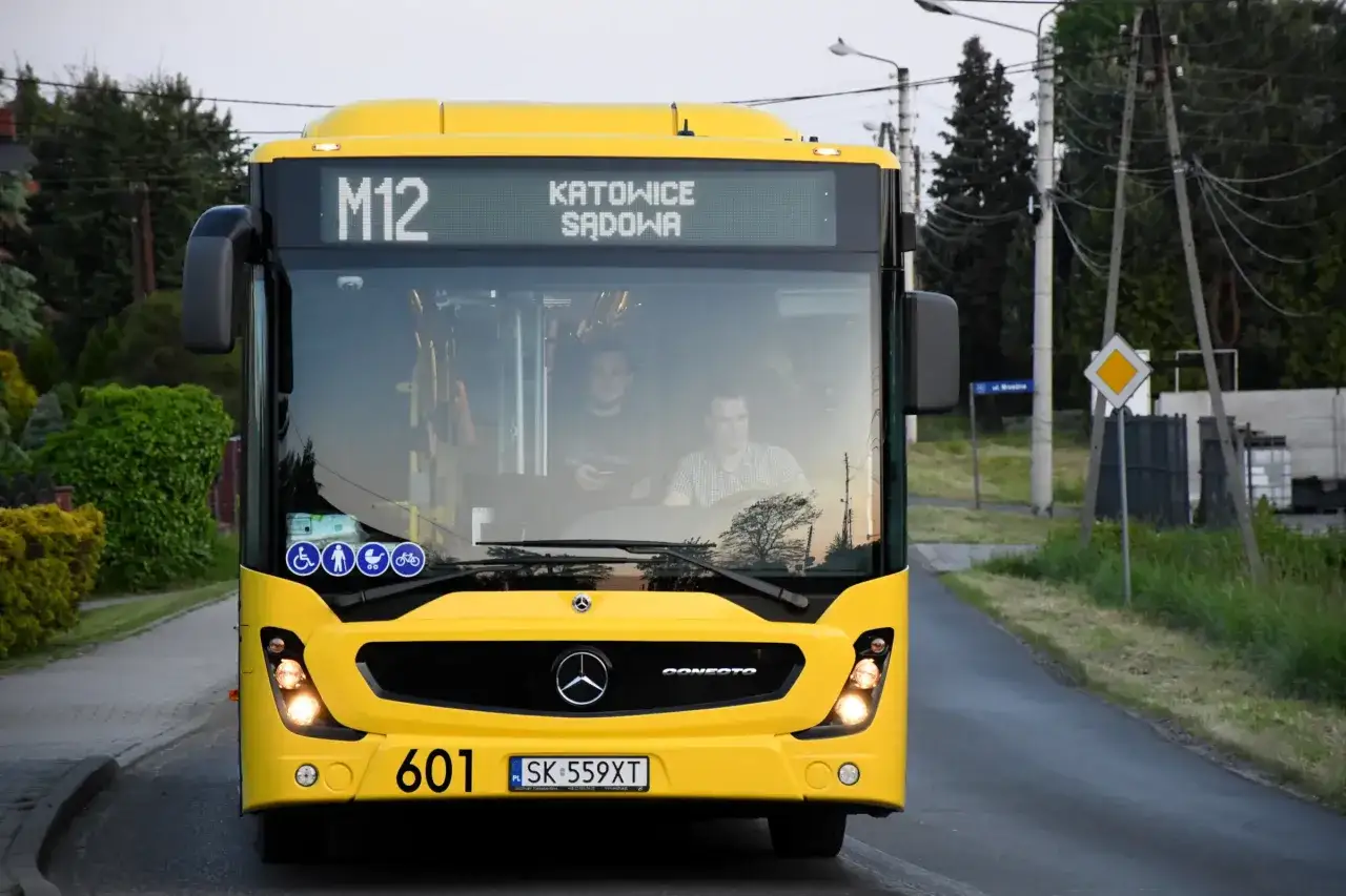 Żółty autobus M12 z napisem 