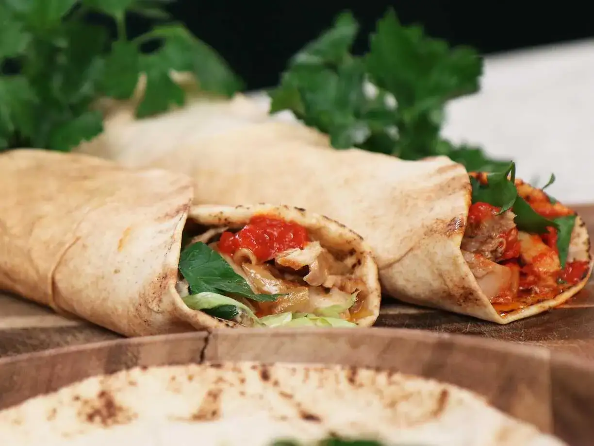 Tv&aring; l&auml;ckra kebabrullar med f&auml;rska gr&ouml;nsaker och tomats&aring;s. Ett perfekt kebab recept f&ouml;r en snabb och god m&aring;ltid.
