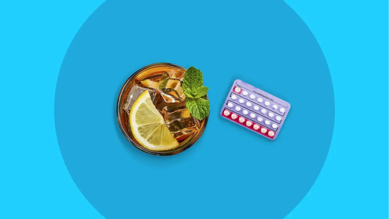 Szklanka z drinkiem i plasterki cytryny obok opakowania tabletek antykoncepcyjnych. Czy antykoncepcja a alkohol to dobry wyb&oacute;r?