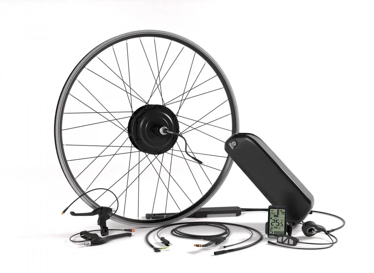 Zestaw do konwersji roweru na elektryczny: koło z silnikiem, bateria, wyświetlacz i manetki. Idealny, by stworzyć swój wymarzony jaki rower elektryczny.