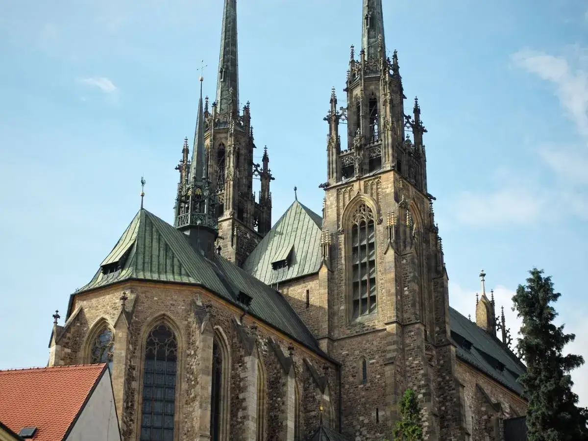 Katedra św. Piotra i Pawła w Brnie, drugie co do wielkości miasto Czech, z charakterystycznymi wieżami.