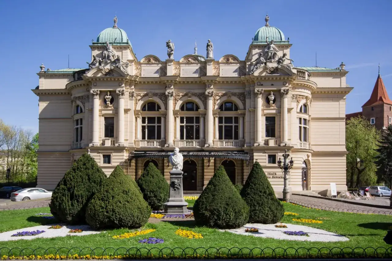 Teatr im. Juliusza Słowackiego w Krakowie. Warto iść do teatru w Krakowie, by zobaczyć to architektoniczne arcydzieło i nacieszyć się sztuką.