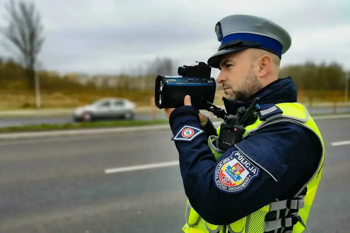 Policjant drogówki mierzy prędkość. Kierowca, który przekroczył prędkość o 30 km/h, może spodziewać się mandatu.