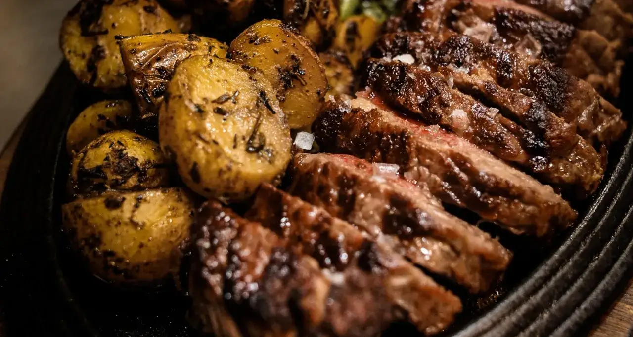 Delicioso solomillo al horno, jugoso y tierno, acompa&ntilde;ado de patatas r&uacute;sticas asadas con hierbas.