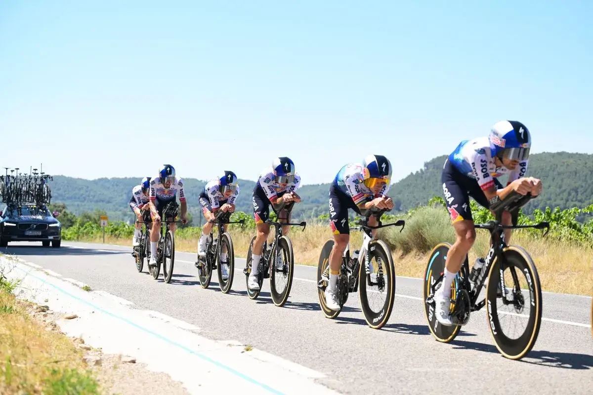 Tour de France Fahrer im Zeitfahren, eine Radsportstaffel k&auml;mpft sich durch die Landschaft.