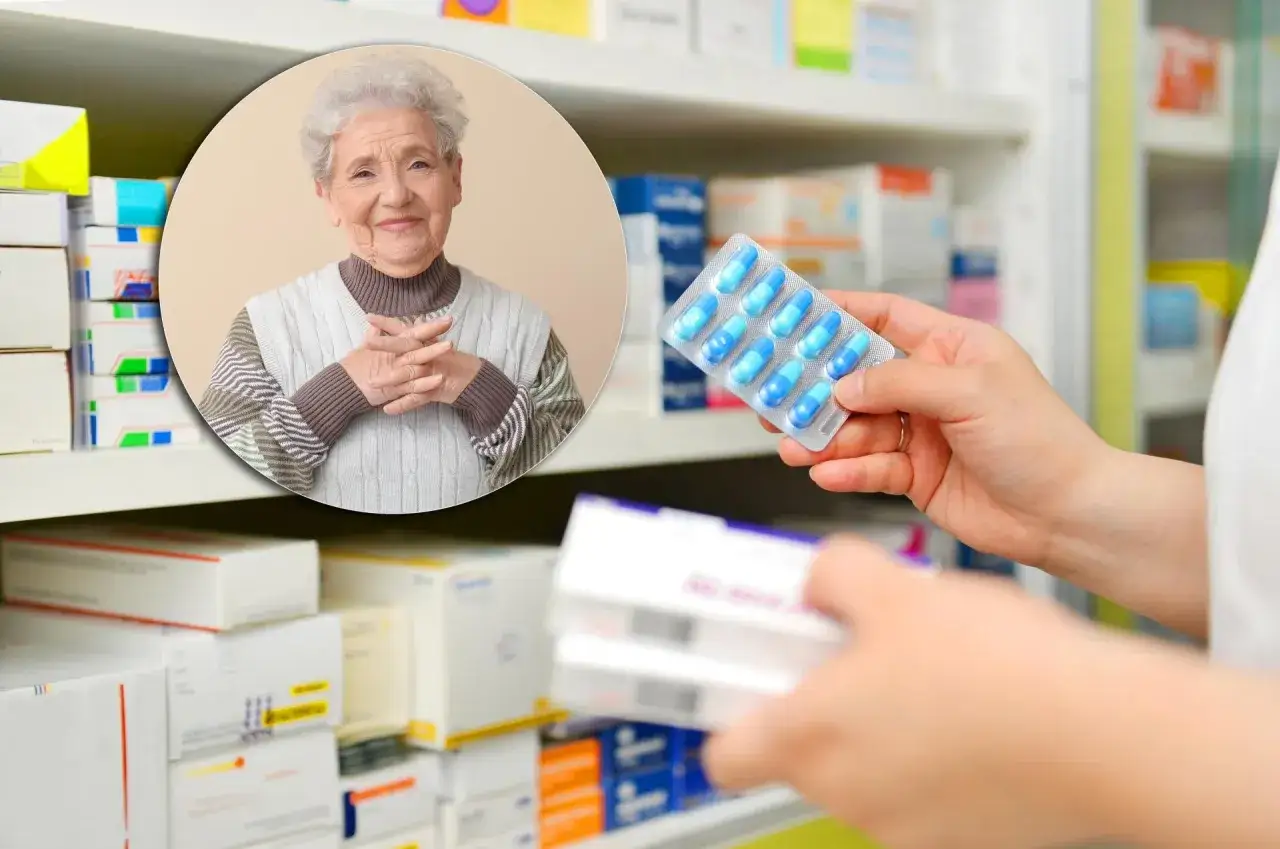 Uśmiechnięta seniorka cieszy się, od kiedy darmowe leki dla seniorów 65 plus są dostępne. Farmaceuta podaje jej opakowanie tabletek.
