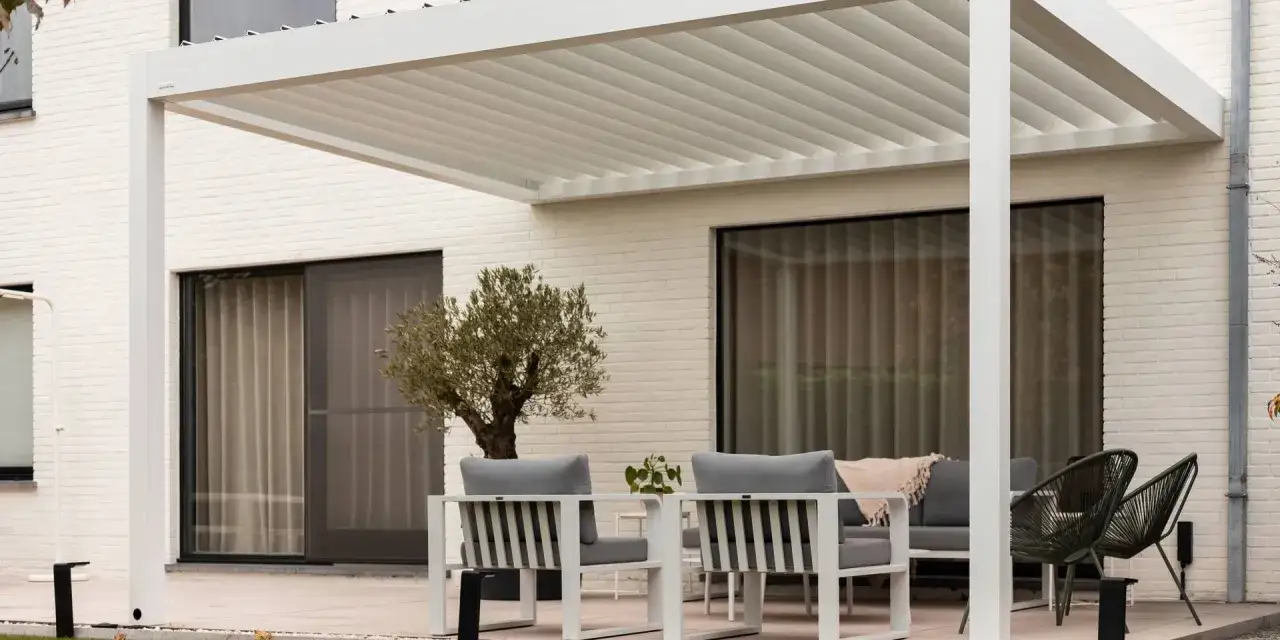 Pérgola moderna con asientos cómodos, ideal para crear ideas para dar sombra en un patio y disfrutar del exterior.