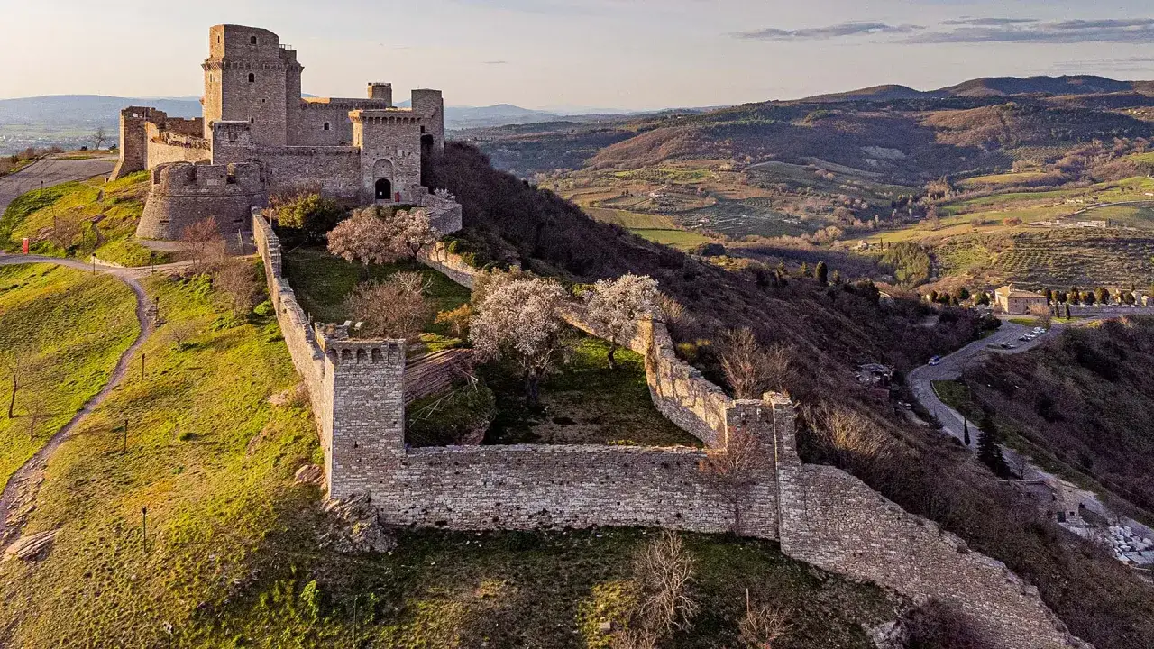 Rocca Maggiore, uno dei luoghi da non perdere ad Assisi, domina la valle umbra. Un vero gioiello da esplorare.
