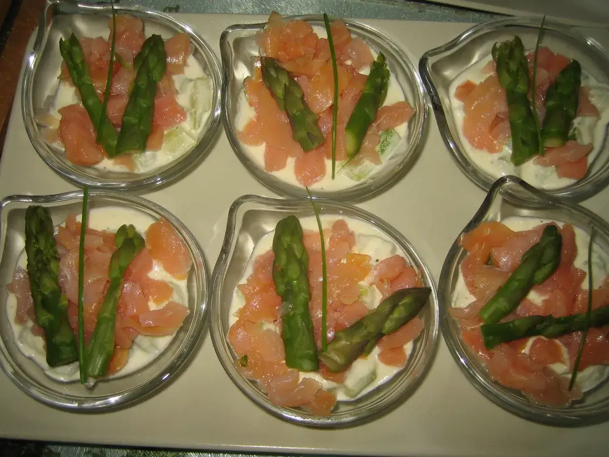 Six verrines d'entr&eacute;e froide : asperges vertes, saumon fum&eacute;, et une sauce cr&eacute;meuse. D&eacute;licieux !