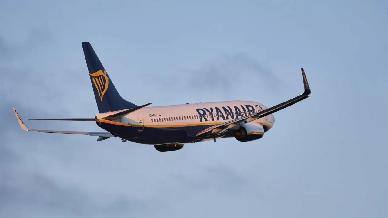 Samolot Ryanair wznosi się na niebo, gotowy do lotu na Majorkę. Czas sprawdzić, ile się leci na Majorkę!