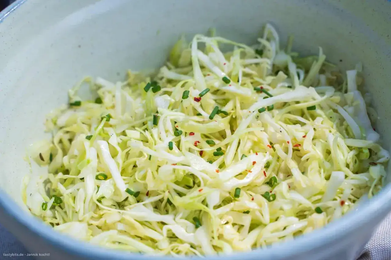 Frischer Spitzkohlsalat, garniert mit Schnittlauch und Chili. Ein einfaches spitzkohlsalat rezept f&uuml;r den Sommer.