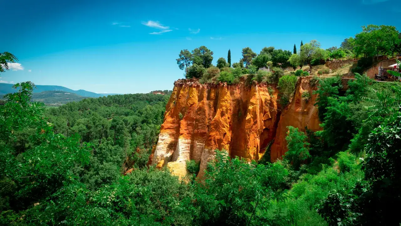 Falaises ocres spectaculaires, un paysage de r&ecirc;ve pour un week-end dans le Luberon. Verdure luxuriante et ciel bleu azur.