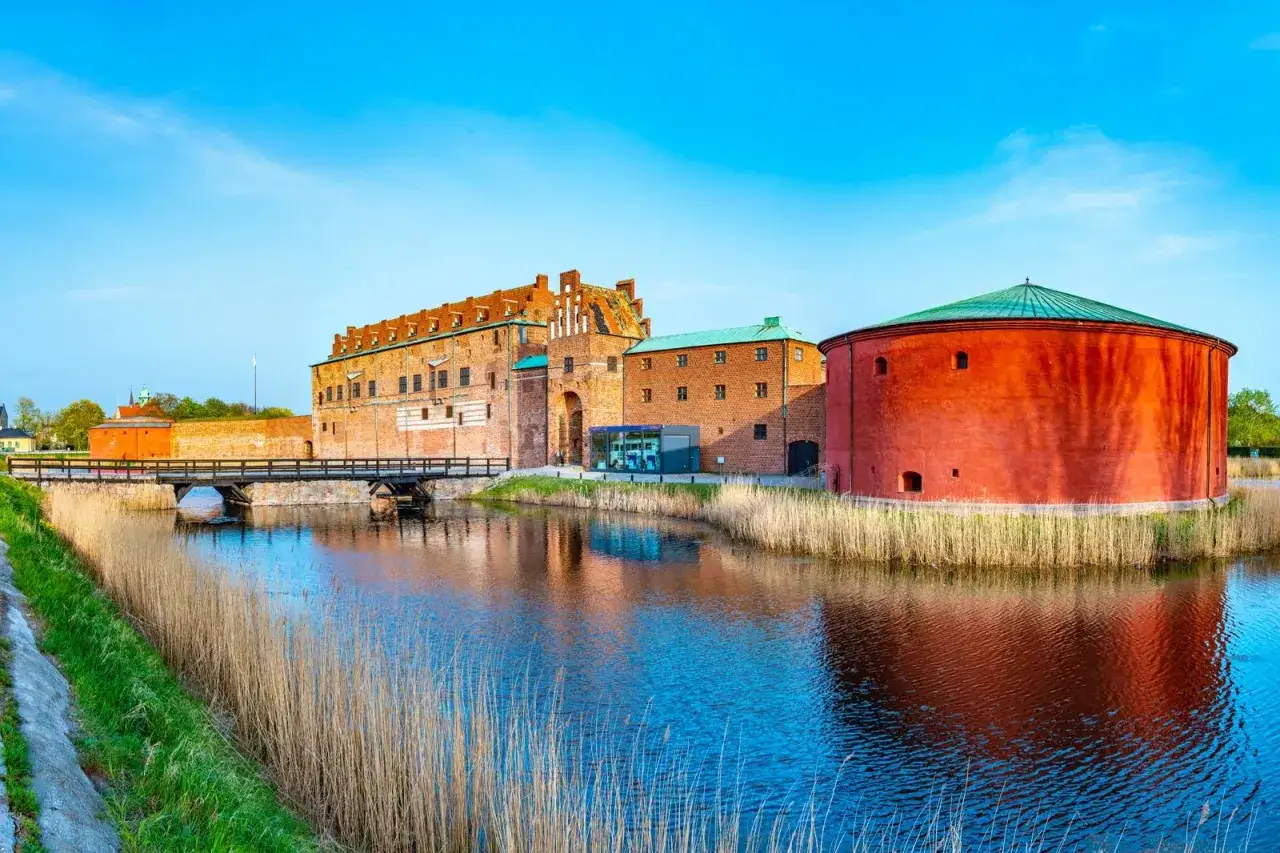 Malmöhus slott med vallgrav och bro. Ett av många spännande saker att göra i Malmö.