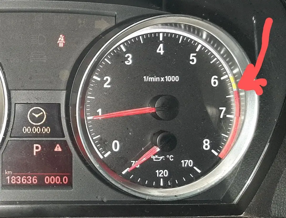 Wskaźnik obrotomierza BMW E90 pokazuje, że temperatura silnika jest w normie, blisko czerwonego pola.