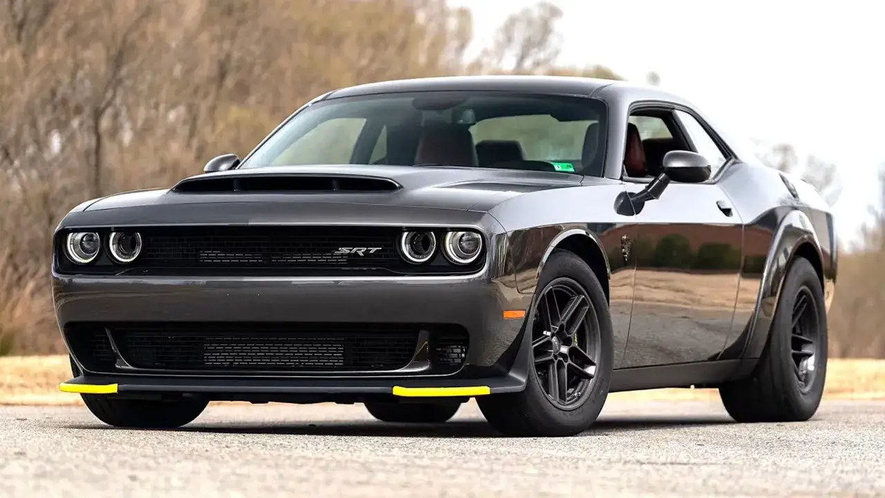 Szary Dodge SRT z żółtymi akcentami na zderzaku, gotowy do jazdy.