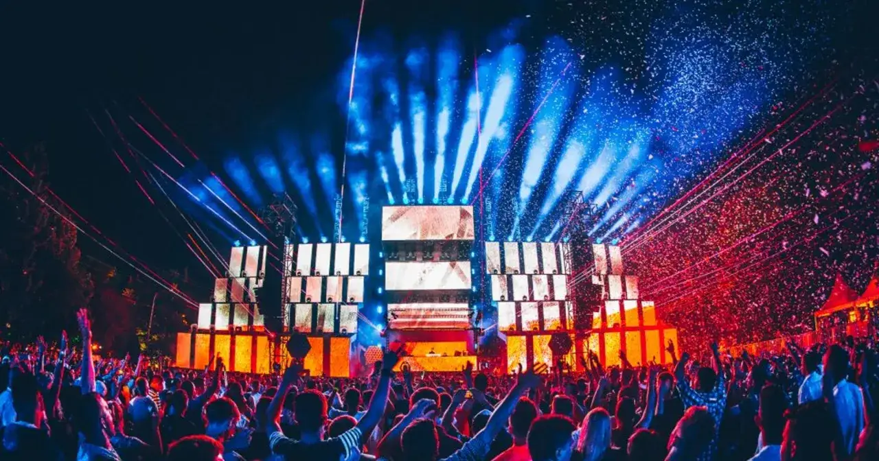 Tłumy bawią się na Sunrise Festival Poland, podziwiając spektakularne światła i konfetti.