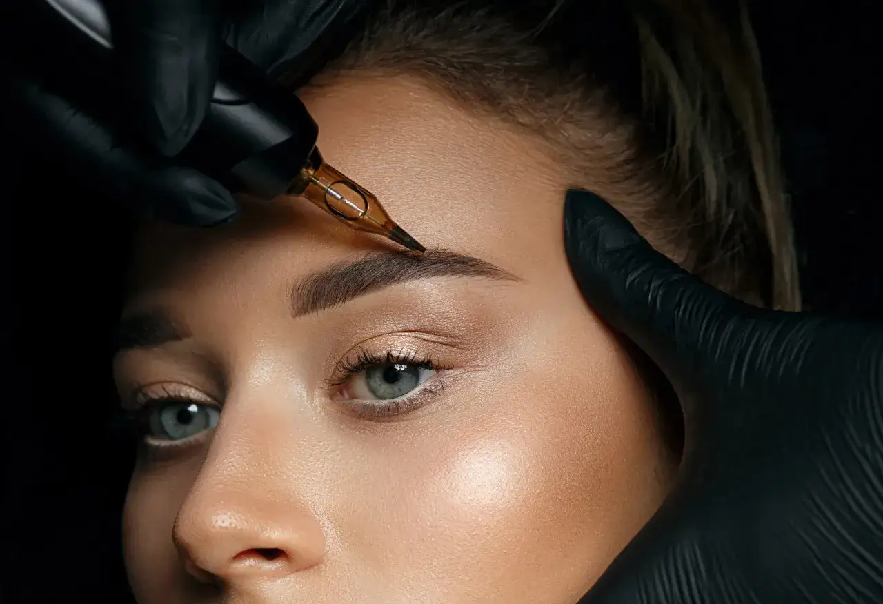 Une experte utilise un dermographe pour perfectionner l'art de comment dessiner ses sourcils, cr&eacute;ant une d&eacute;finition naturelle.