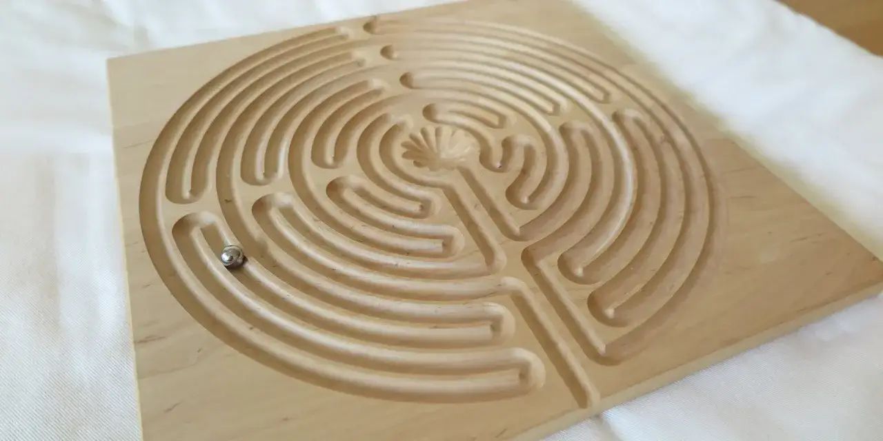 Holz-Labyrinth mit kleiner Metallkugel. Ein meditativer Weg, der zum Nachdenken anregt.