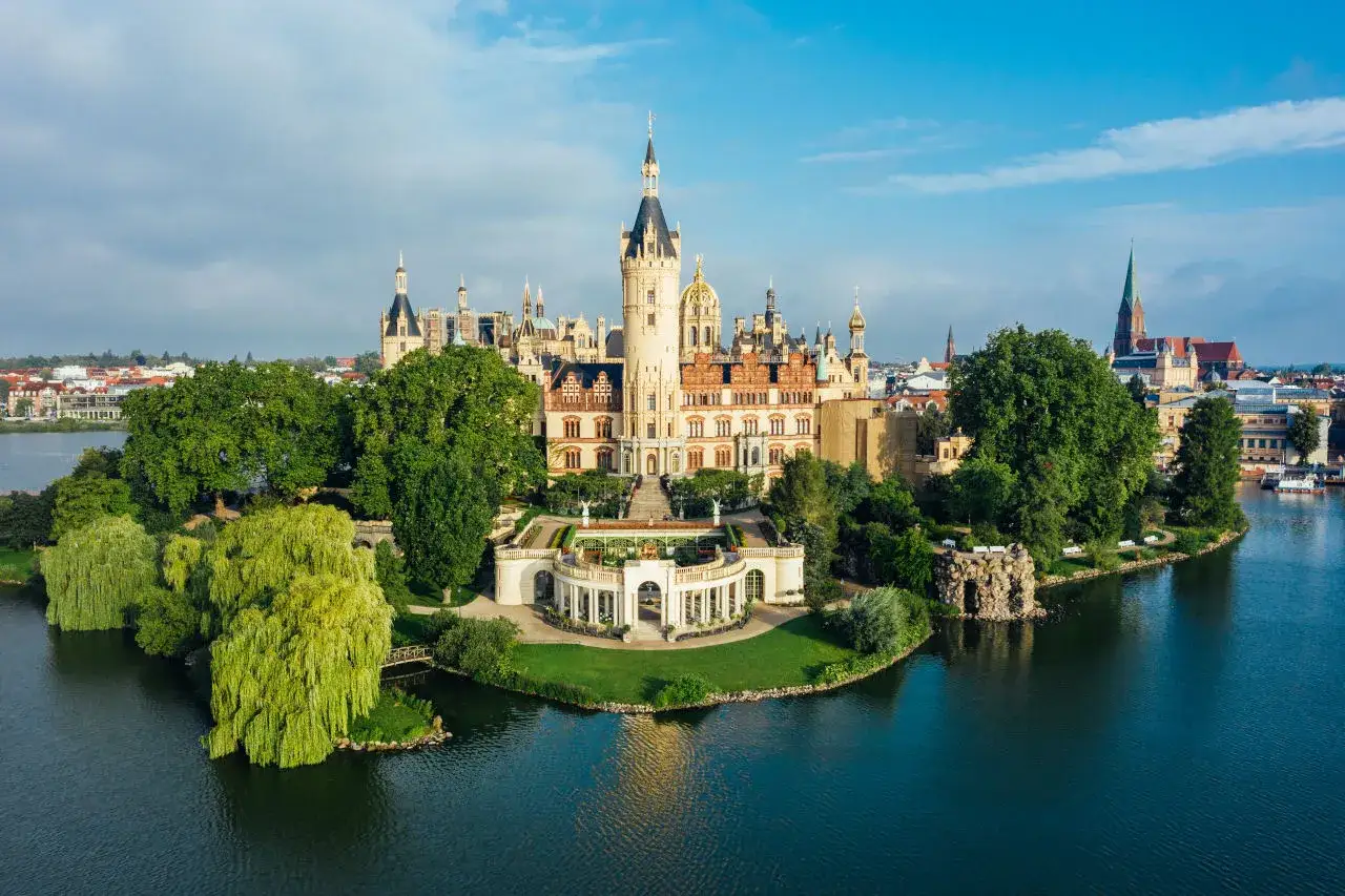Schwerin Castle, klejnot p&oacute;łnocnych Niemiec, co warto zobaczyć, otoczony wodą i zielenią.