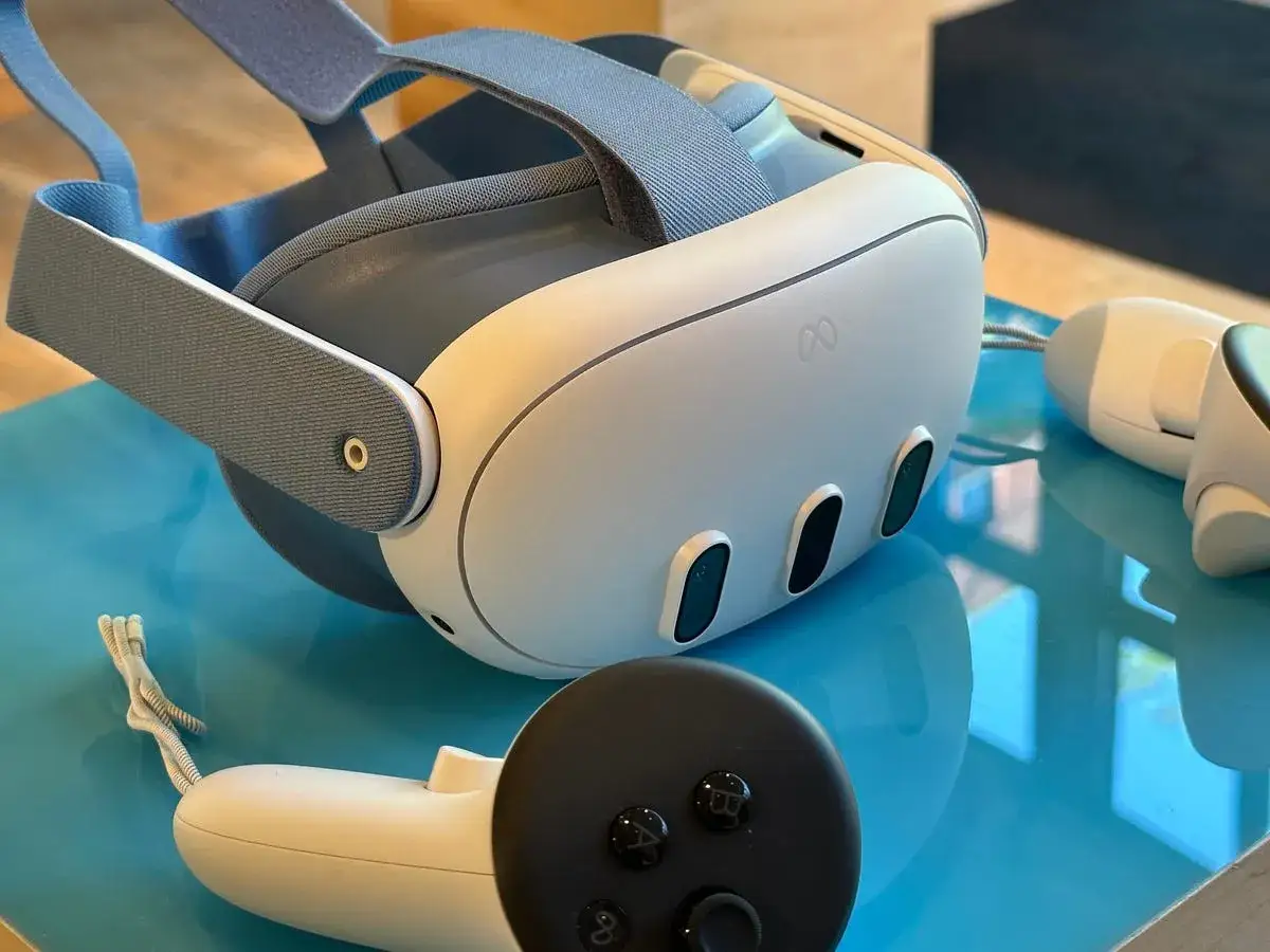 Meta Quest 3-headset och kontroller redo för nya meta quest 3 spel. Upplev virtuella världar med denna avancerade VR-utrustning.
