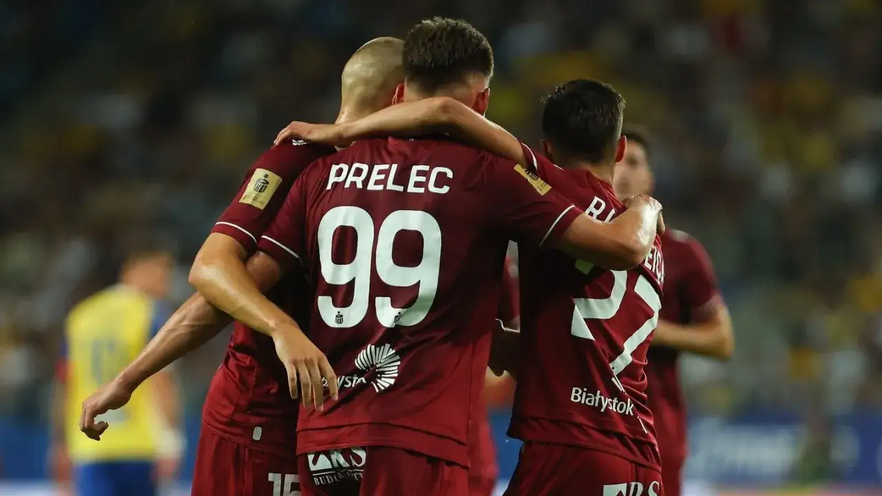 Piłkarze Widzewa Łódź świętują bramkę przeciwko Jagiellonii Białystok. Ich radość pokazuje, że w tych rankingach widzew łódź – jagiellonia białystok, liczy się walka i zwycięstwo.