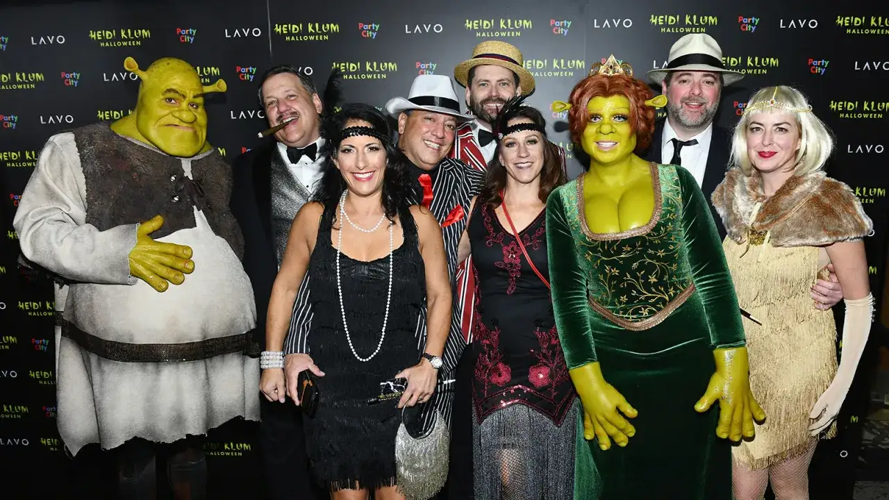 Grupa w strojach na Halloween: Shrek, Fiona, a także postacie w stylu lat 20. To świetna inspiracja, jak się przebrać na Halloween!