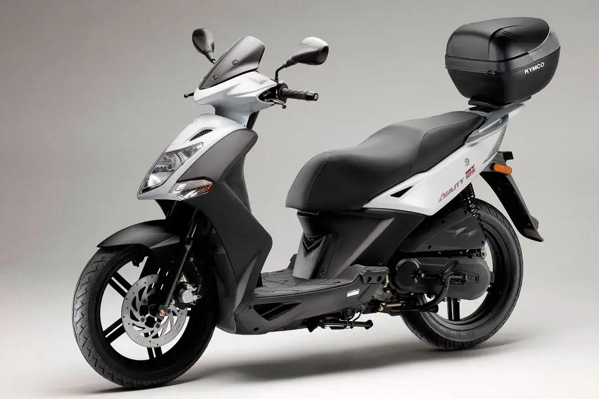 Scooter Kymco Agility City 125, ideal para la ciudad. Opiniones positivas sobre su agilidad y comodidad.