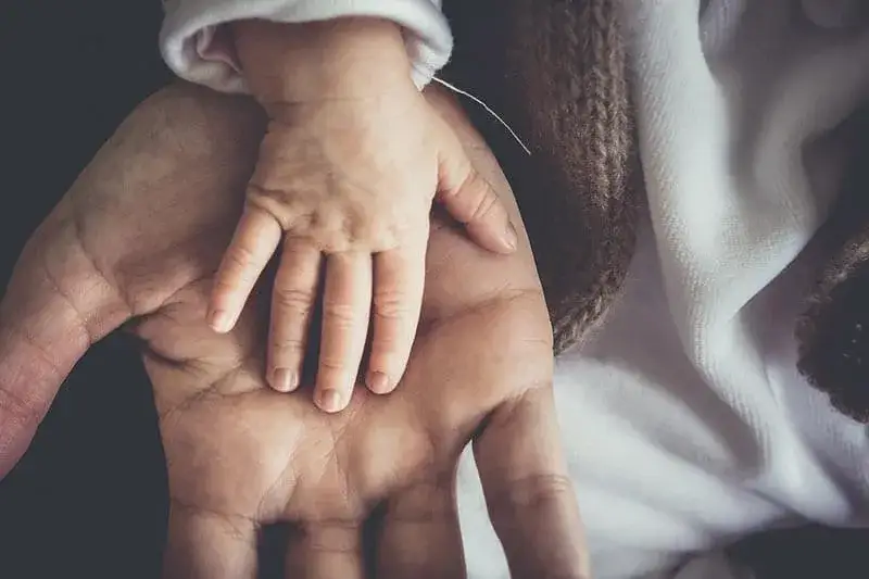 mężczyzna zeznający w sądzie sprawa o ojcostwo