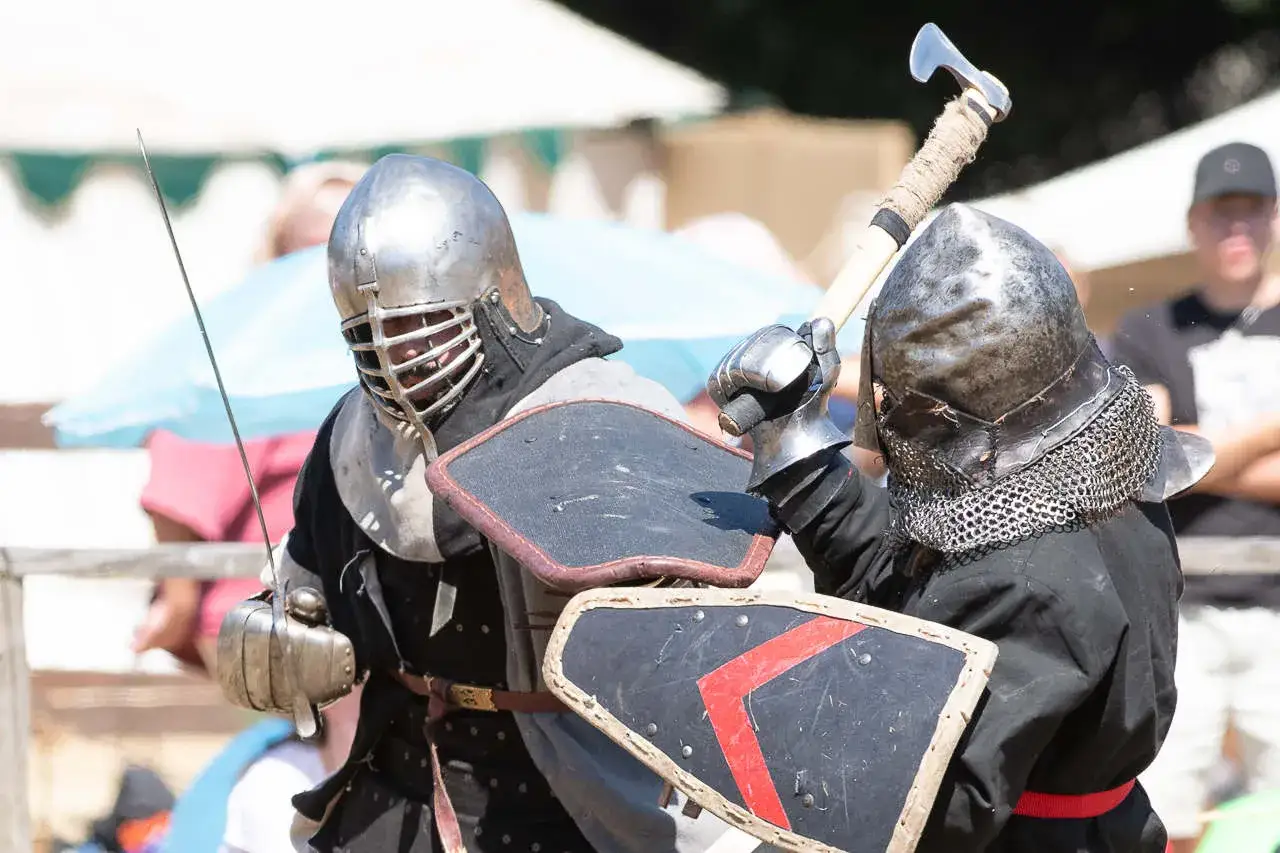 Zwei Ritter im Kampf, ein Schwert und eine Axt im ritter zeitalter.