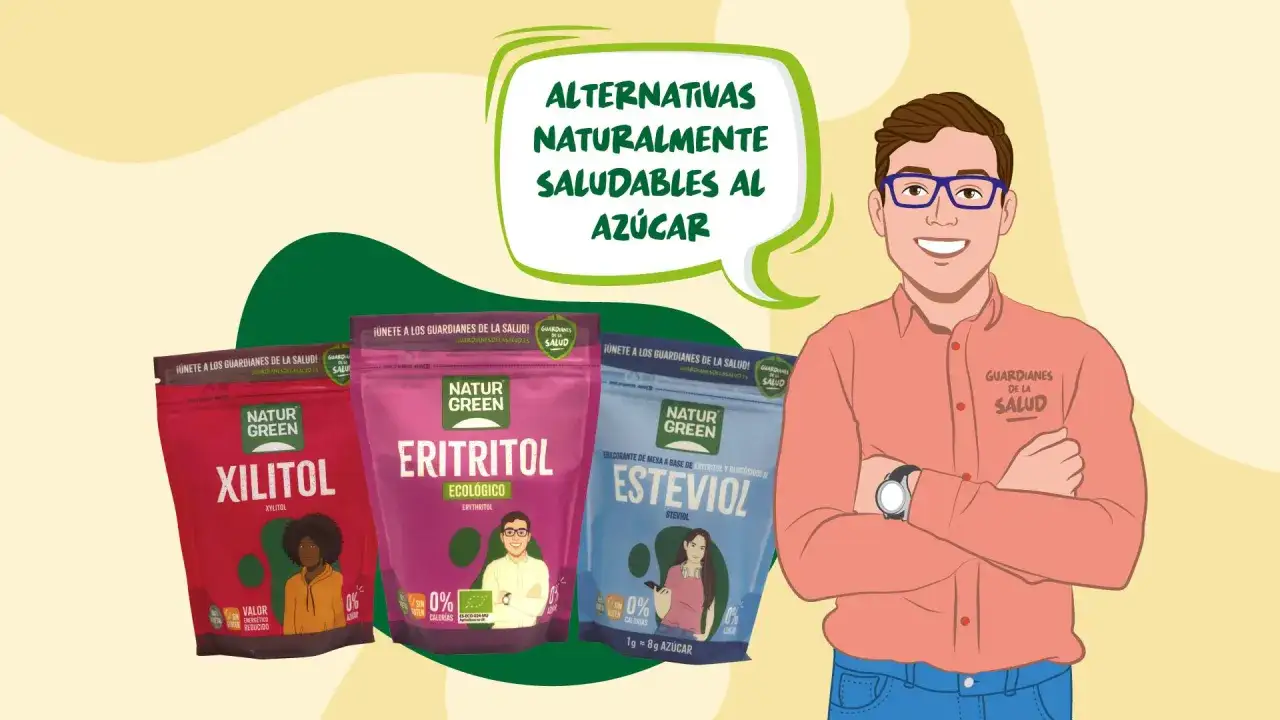 Hombre sonriente presenta tres tipos de endulzantes Natur Green: Xilitol, Eritritol y Esteviol, como alternativas saludables al az&uacute;car.