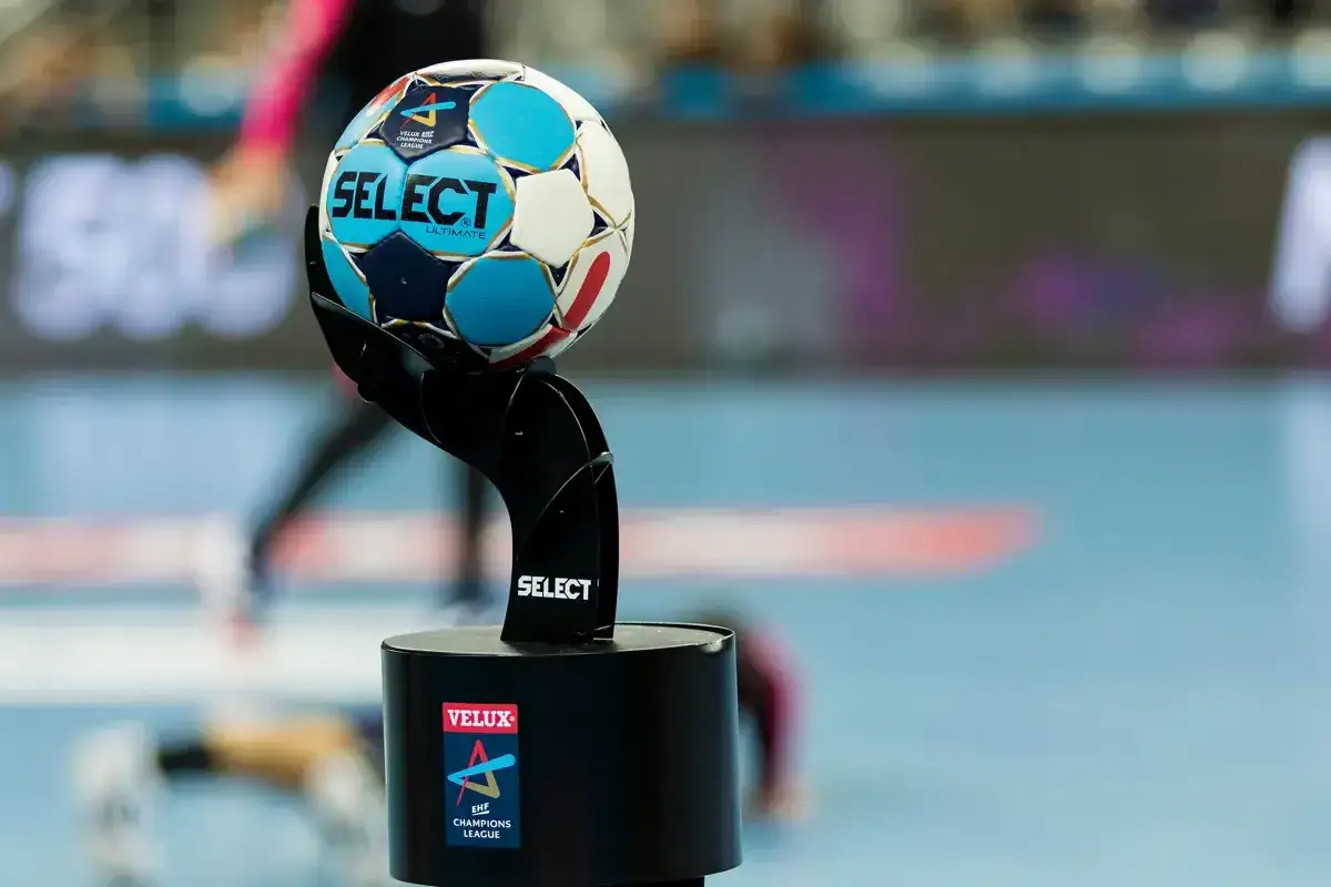 Piłka do piłki ręcznej na podium z logo VELUX EHF Champions League.
