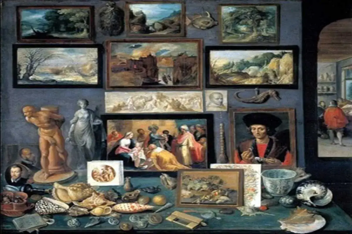 Une collection d'œuvres d'art, de sculptures et d'objets curieux, suggérant quel style de peinture se vend le mieux.