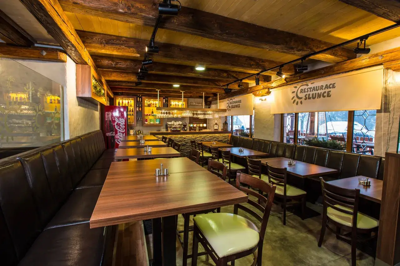 Wnętrze tradycyjnej czeskiej restauracji Harrachov