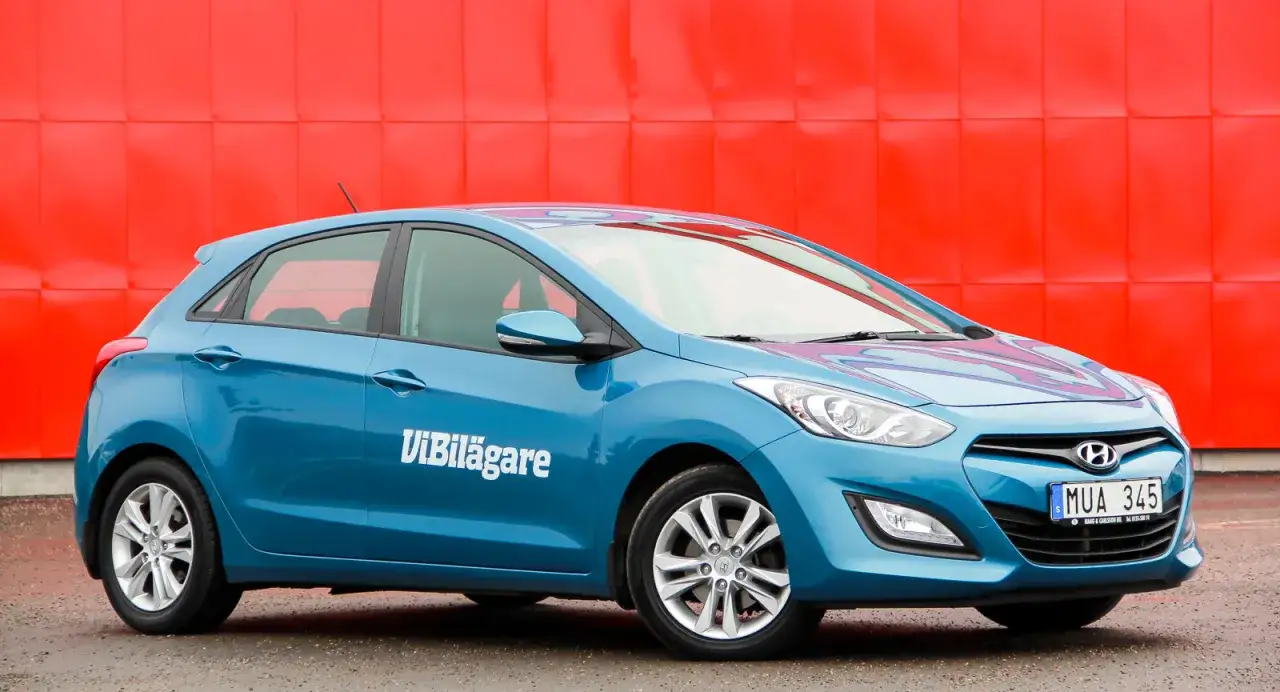 Bl&aring; Hyundai i30 med texten ViBil&auml;gare p&aring; sidan. Kanske ett problem med bilen?