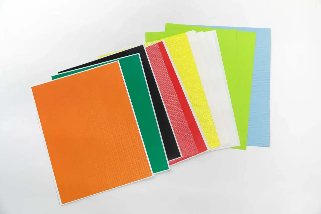 Fila de papeles de colores con textura, listos para escribir o dibujar.