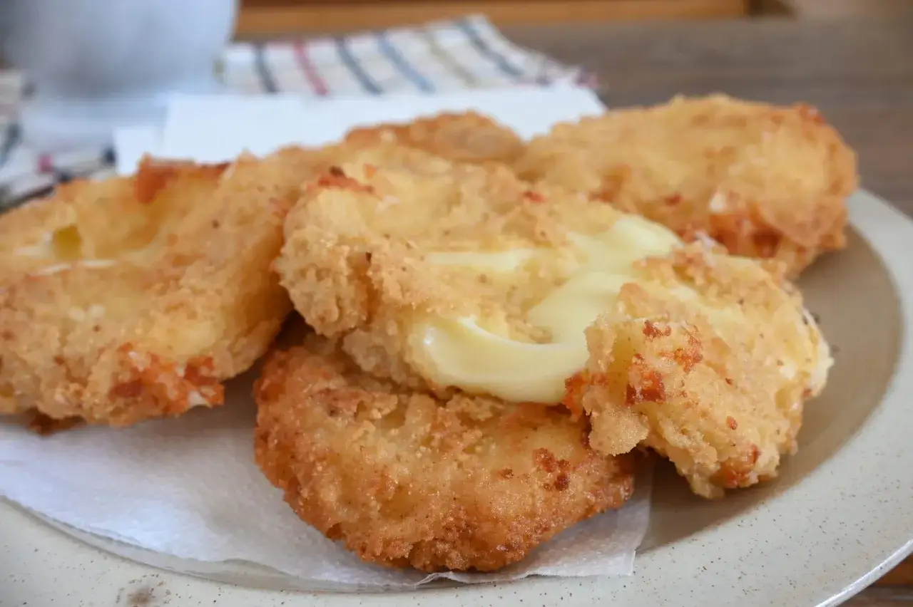 Mozzarella in carrozza dorate e croccanti, con il formaggio filante che fuoriesce. Un piacere per il palato.