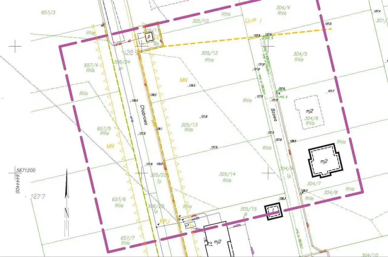 Mapa z oznaczeniami działek i budynków, wykonana w ramach **inwentaryzacji geodezyjnej powykonawczej**. Widoczne numery działek, granice, nazwy ulic (Chabrowa, Bzowa) i wysokości.