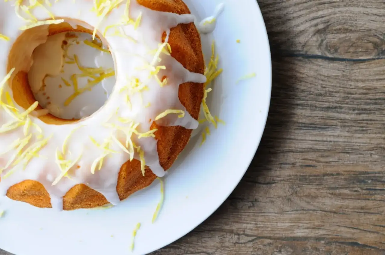 Puszysta babka Earl Grey z cytrynowym lukrem i sk&oacute;rką, idealna na popołudniową herbatę.