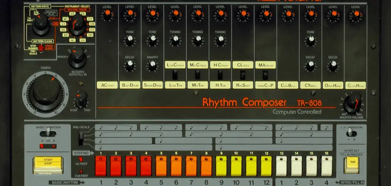 Roland TR-808 Rhythm Composer. Klasyk gatunku, 808 co to? To legendarny automat perkusyjny, kt&oacute;ry zdefiniował brzmienie muzyki elektronicznej.