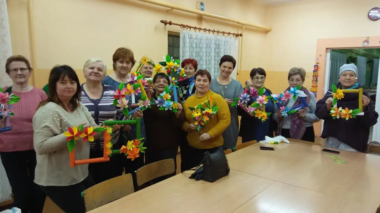 seniorzy na wykładach lub zajęciach artystycznych