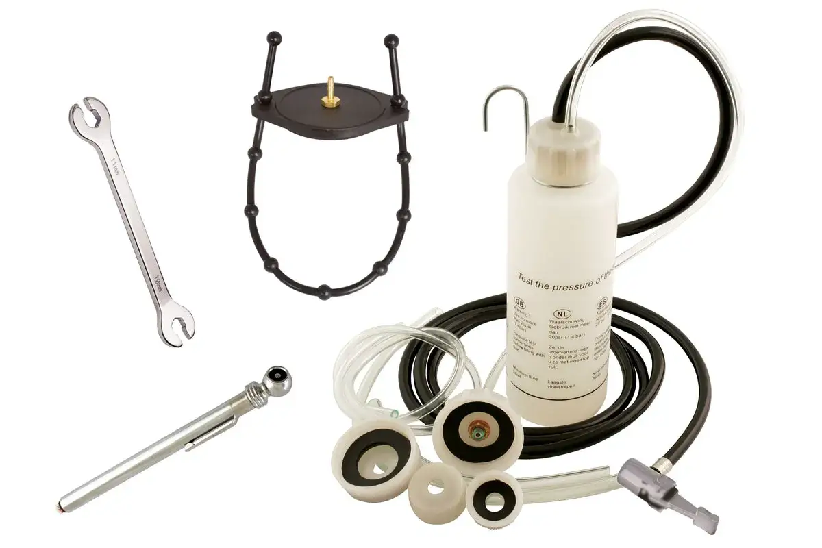 Kit pour purge embrayage hydraulique : cl&eacute;, manom&egrave;tre, adaptateurs et flacon de test de pression.