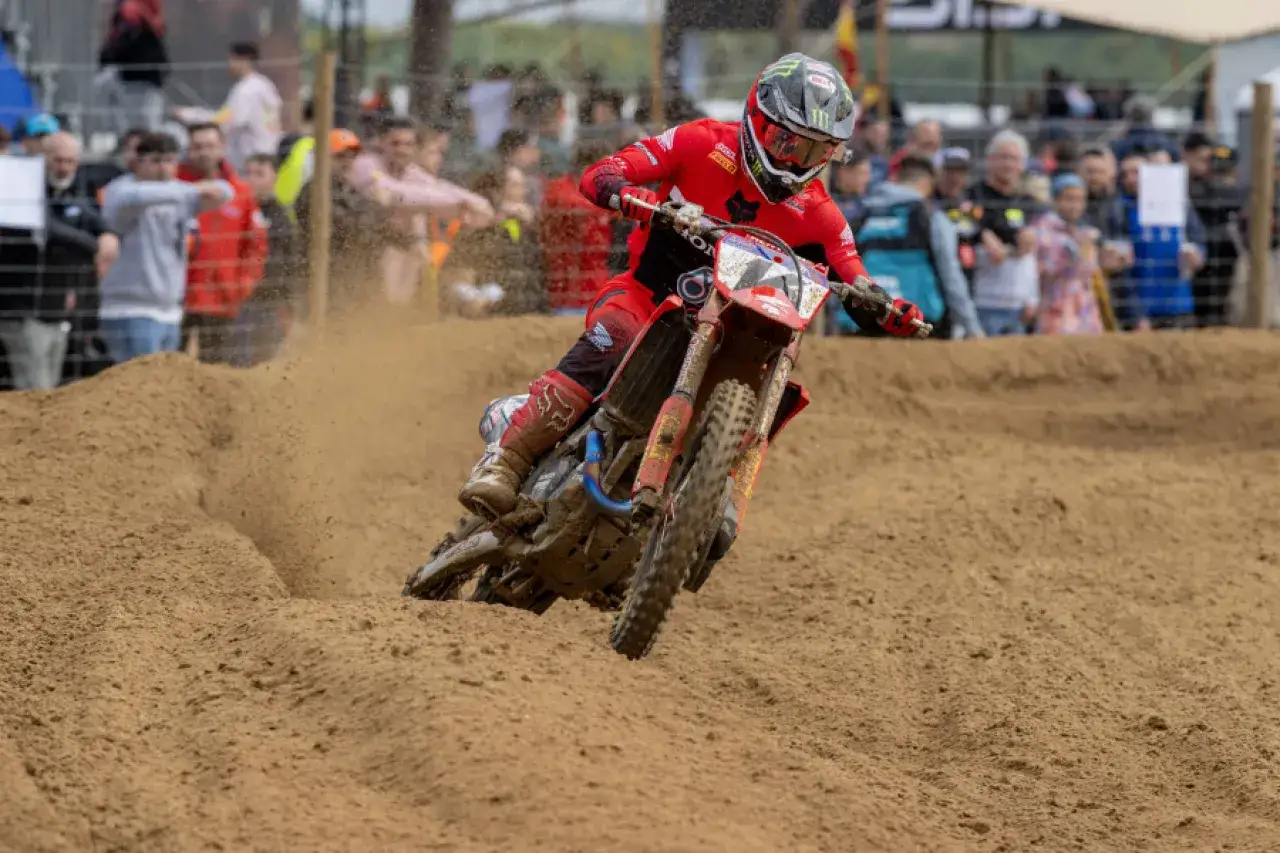 Tom Vialle en acci&oacute;n, derrapando en una curva de tierra con su moto de motocross.