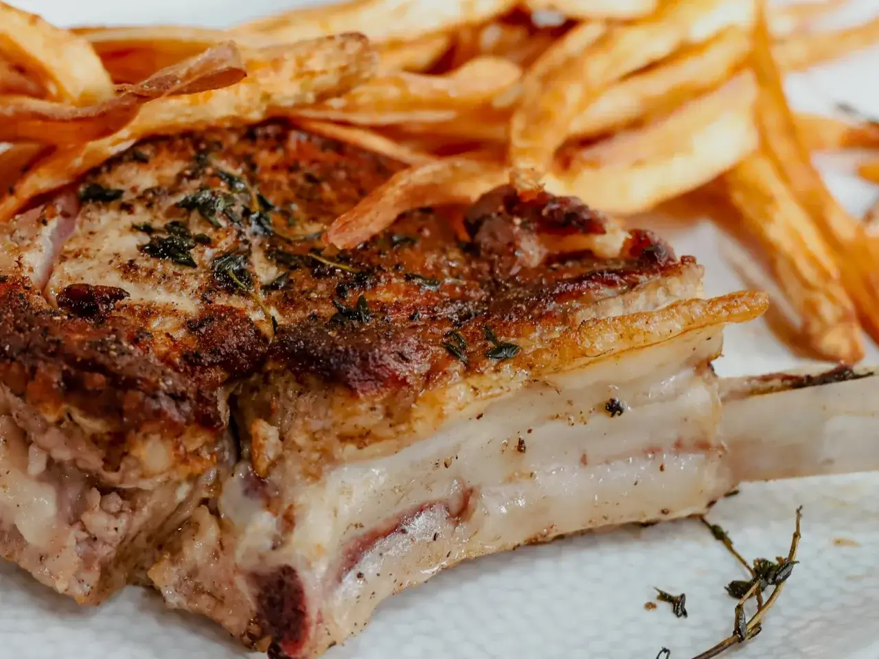 Un délicieux quasi de veau grillé, tendre et juteux, accompagné de frites croustillantes.