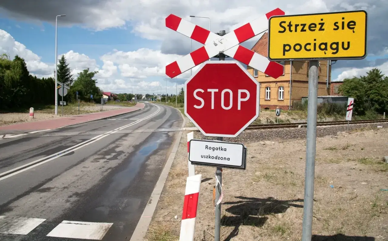 Wjazd na przejazd kolejowy. Znaki STOP i