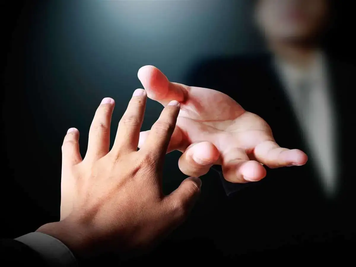 Mani che si tendono, un gesto di aiuto e supporto, come un amministratore di sostegno che offre una mano.