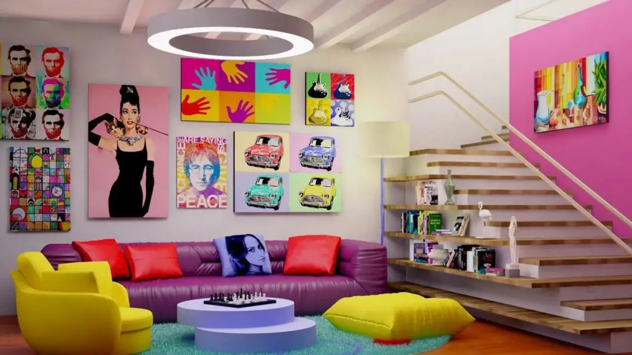 Kolorowy salon w stylu pop-art. Na ścianach portrety, grafiki z rękami, gitarami, samochodami i Audrey Hepburn. Fioletowa kanapa, żółty fotel, niebieski stolik.