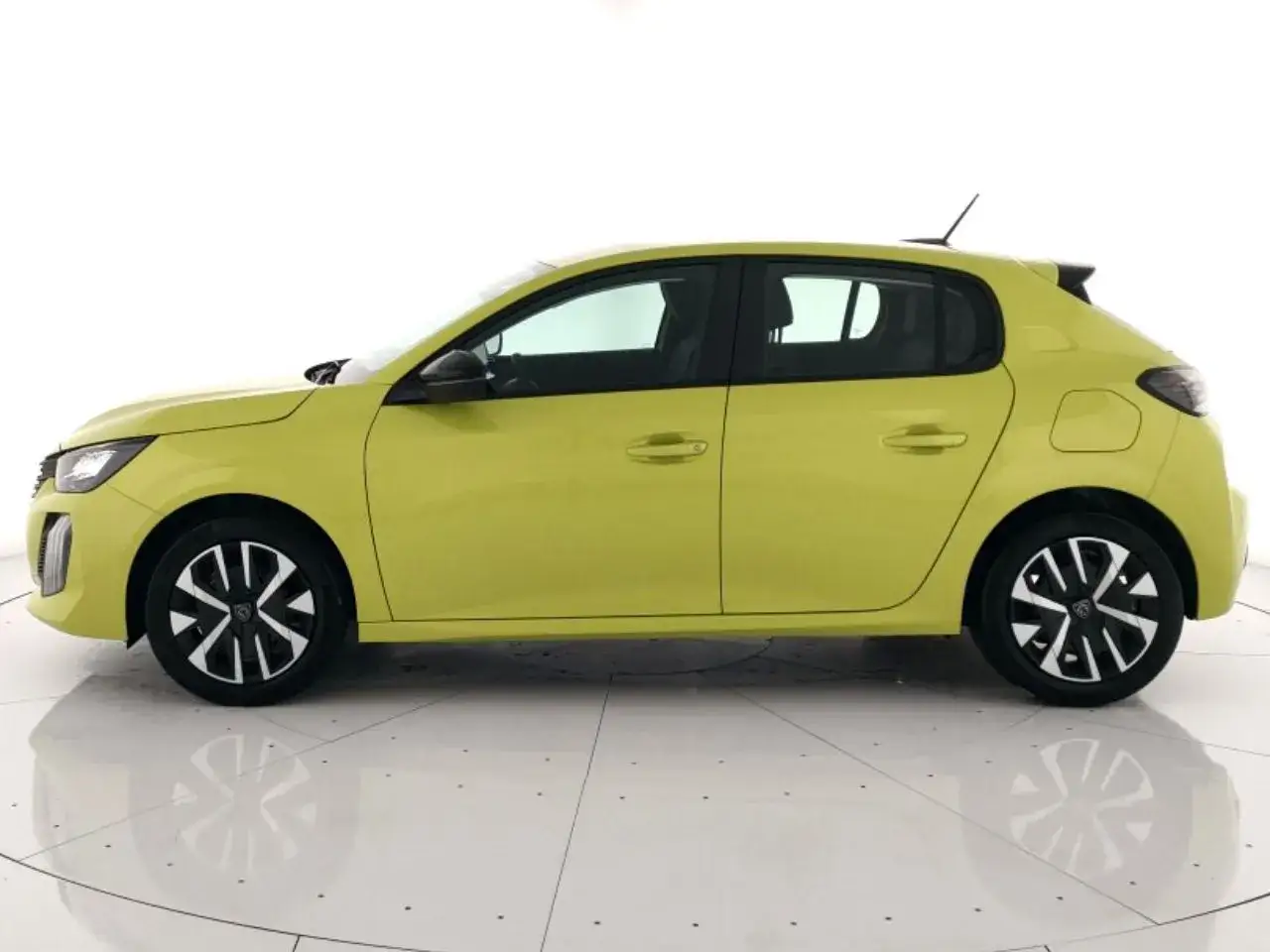 Peugeot 208 gialla in vista laterale. Controlla la pressione gomme peugeot 208 per una guida sicura.