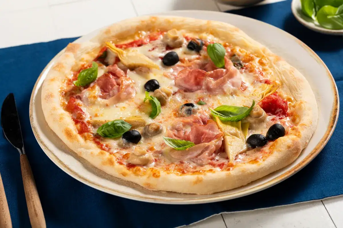 talerz z kawałkami różnych pizz margherita capricciosa pepperoni