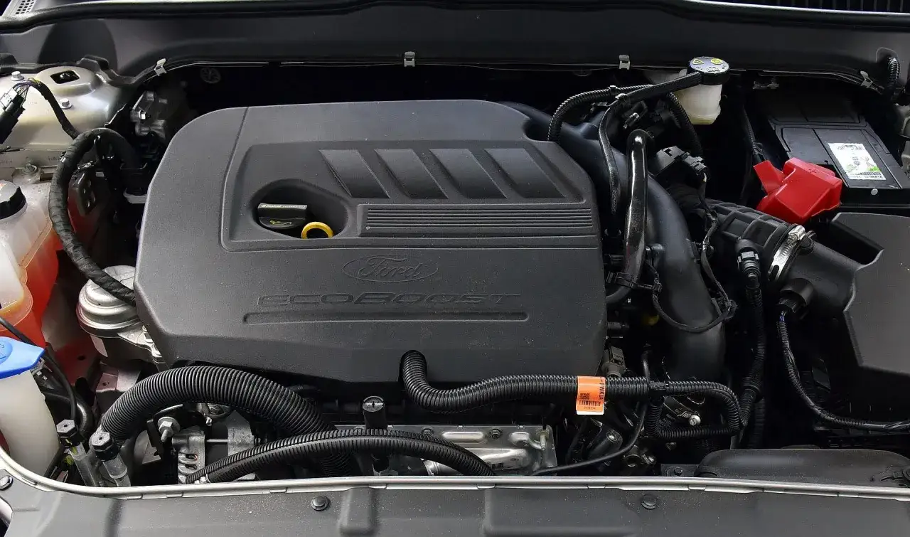 Silnik EcoBoost z logo Forda, serce Forda MK5, gotowe do drogi.
