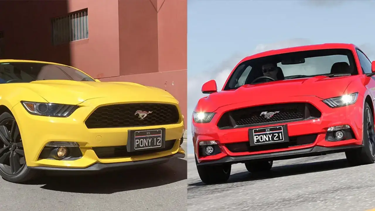 Dwa Fordy Mustang 2.3 Ecoboost: żółty zaparkowany przy budynku, czerwony w ruchu.
